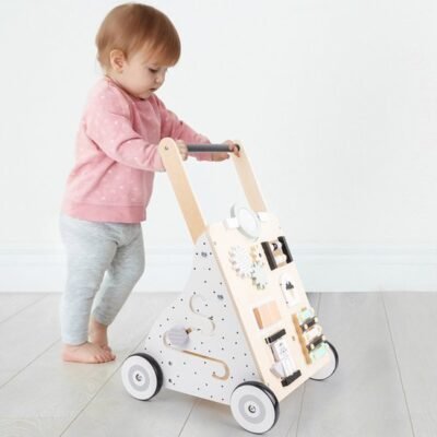 Baby speelt met de houten Activiteiten Loopwagen, een Montessori looptrainer en sensorisch speelgoed,